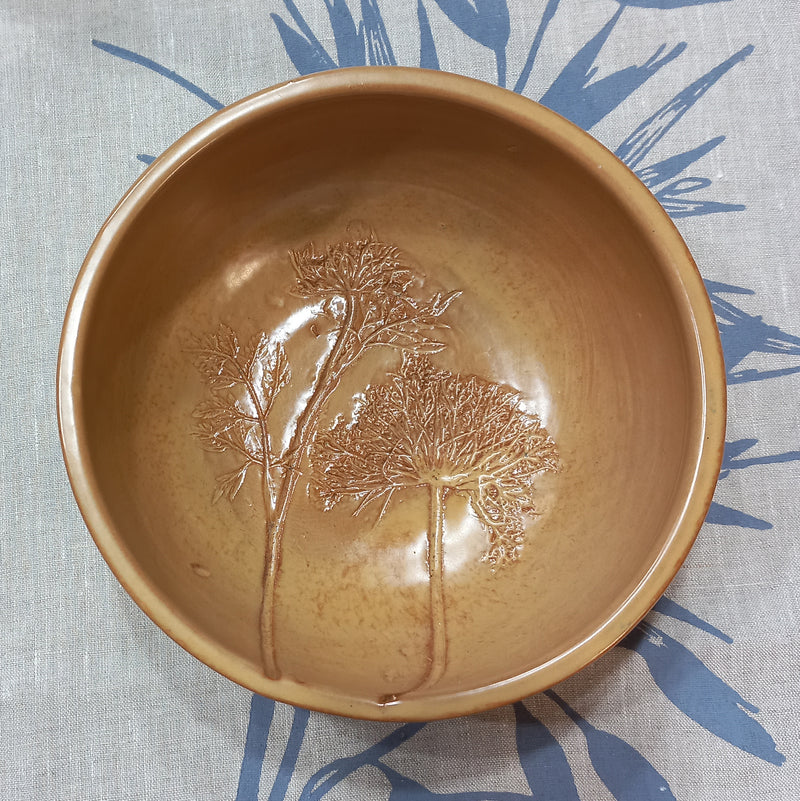 Servizio di piatti ocra con impressioni botaniche