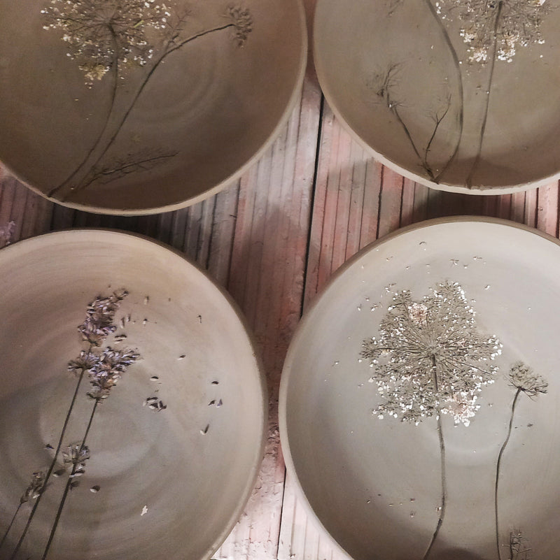 Servizio di piatti ocra con impressioni botaniche