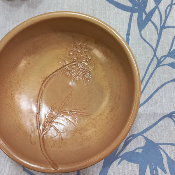 Servizio di piatti ocra con impressioni botaniche